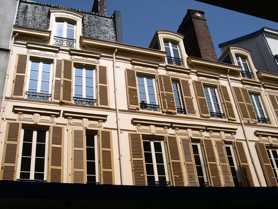  belle façade avec volets marrons